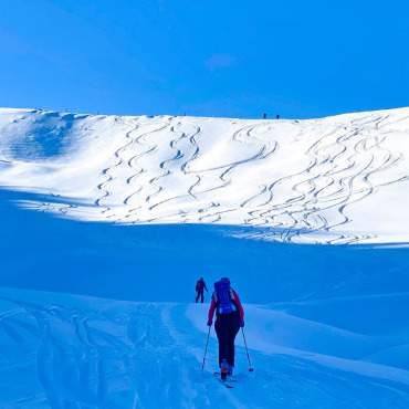 WINTERWERKE 2024 - 8. Der Scharnachtaler Peter von Känel nahm die Kamera mit auf seine Skitour oberhalb von Faltschen.