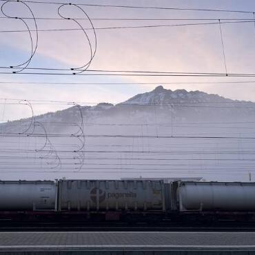 Morgenstimmung am Bahnhof mit dem Gehrihorn im Hintergrund - Bild: Ulrich Vogt, Frutigen
