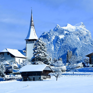 WINTERWERKE 2024 - 5. Die Dorfkirche Aeschi gibt in diesen Tagen ein gutes Sujet ab, wie Robertus Laan feststellte.