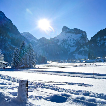 WINTERWERKE 2024 - 2. Vreni Packmor aus Kandersteg fing die Müllermatte mit Loipen und im Hintergrund das Gällihorn ein.