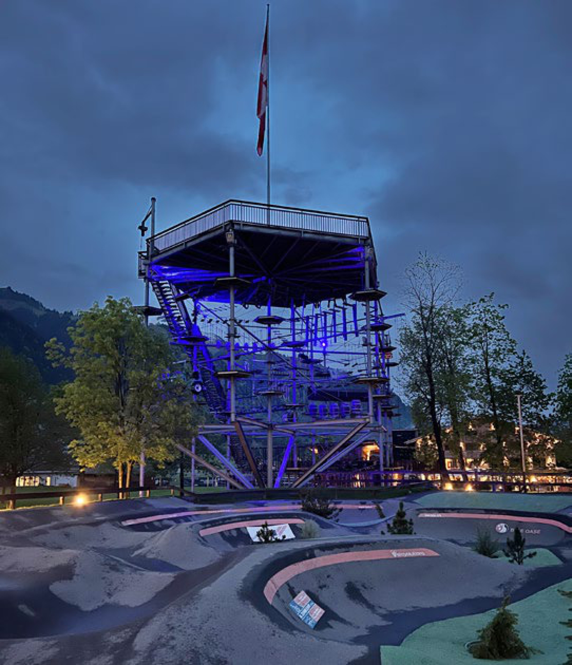 Weltweite Aktion: Kletterturm ganz in Blau