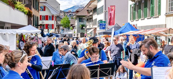 Der Maimärit zog mit zahlreichen Ständen und Musik viele Besucher an. BILD: MARTIN WENGER