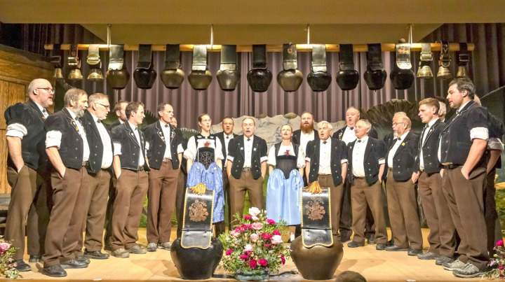 Der Gastgeberklub Blüemlisalp Scharnachtal wurde verstärkt von sechs Lötschberg-Jodlern aus Frutigen. ALLE BILDER: MICHAEL SCHINNERLING